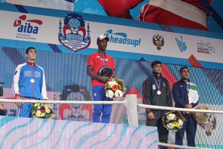 vladimir_uzunyan_serebryanyy_prizer_chempionata_mira_po_boksu_2.jpg